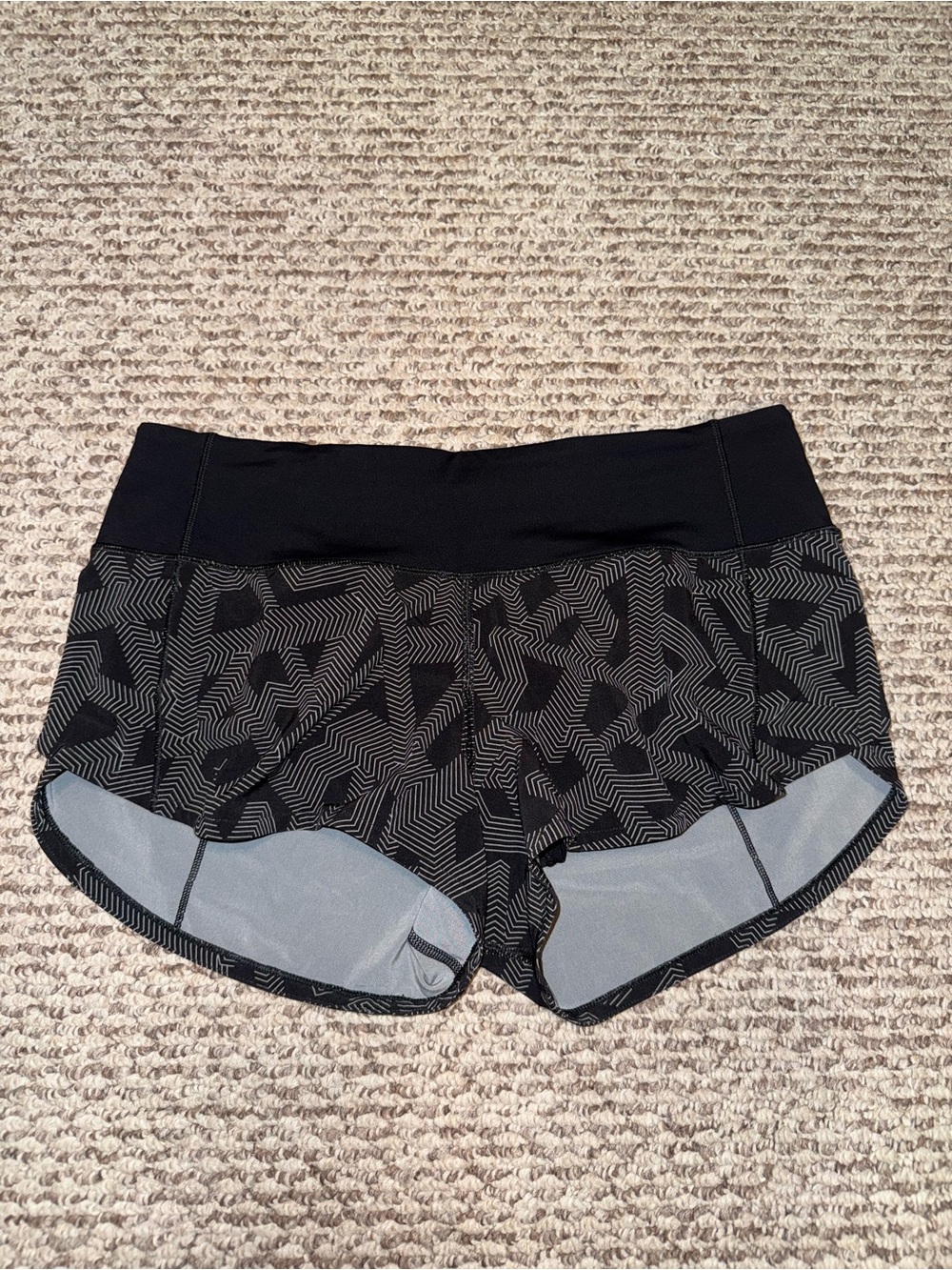 LULULEMON BLACK GRAY PATTERN SPEED UP 2.5” LOW RISE SHORTS EUC SIZE 4